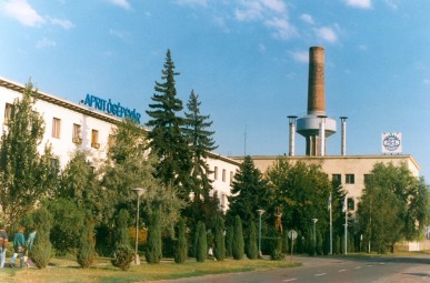 1996 - A gyár irodaépülete - Fotó: Bathó László